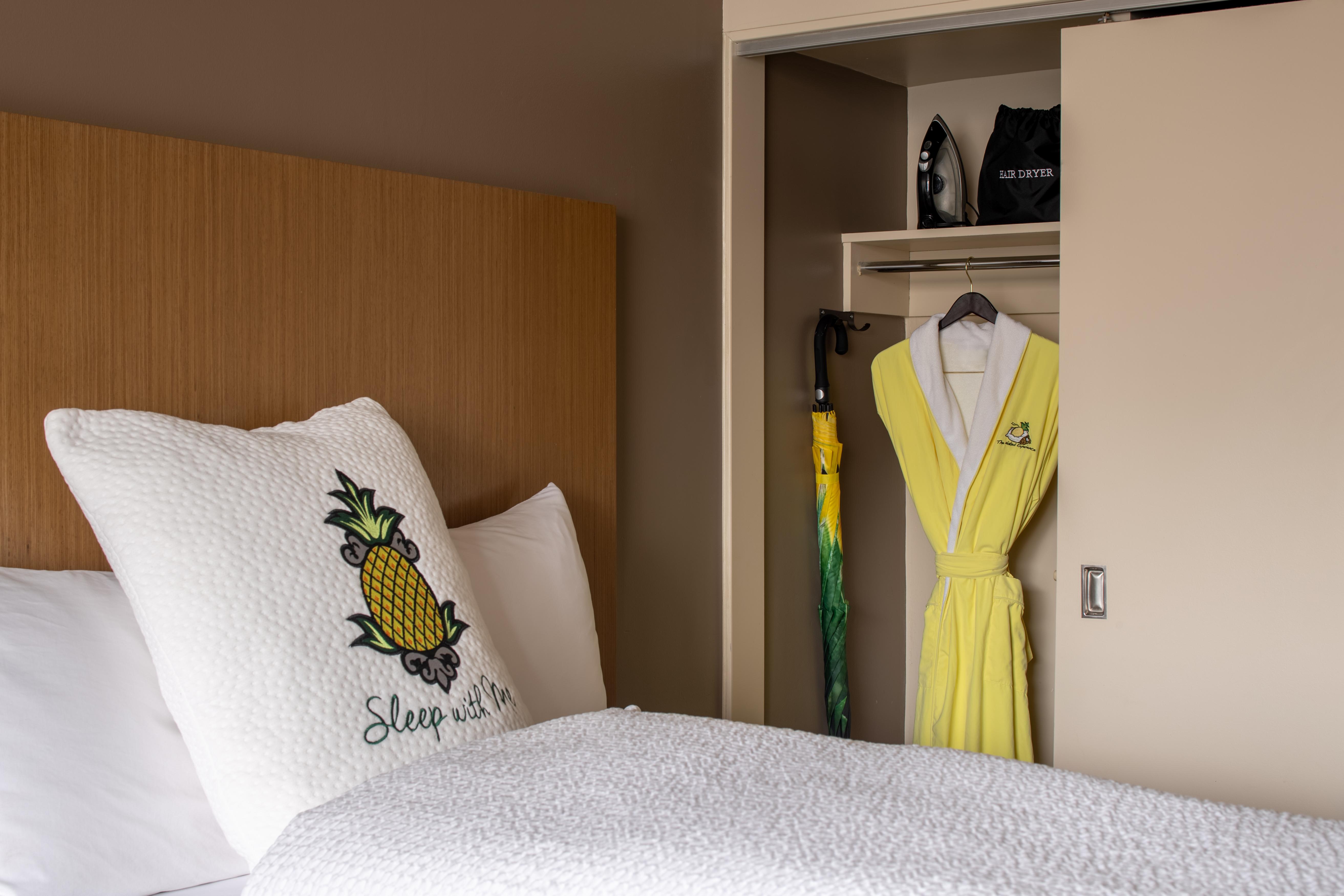 Staypineapple, Hotel Rose, Downtown Портланд Екстериор снимка